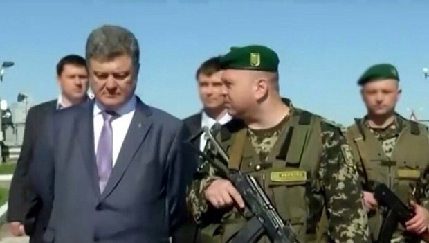 Петро Порошенко спілкується з Сергієм Дайнекою підчас візиту на Луганщину