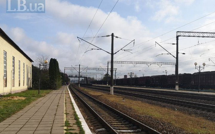 Через обстріл росіянами залізничної станції запізнюються 18 поїздів