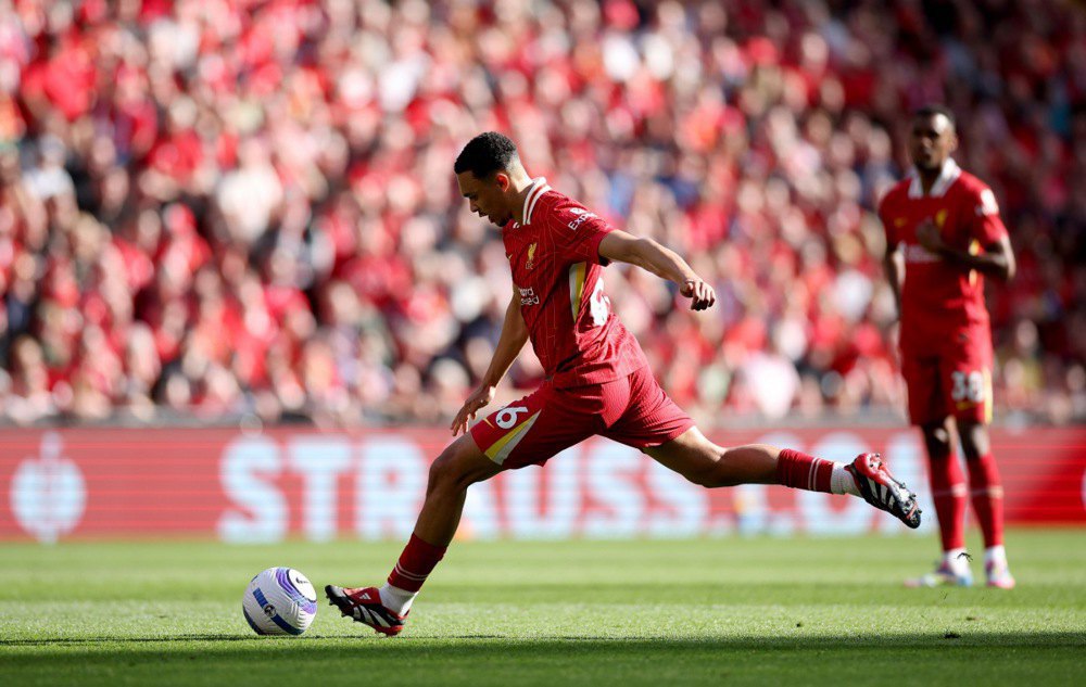 Трент Александр-Арнольд б'є по воротах