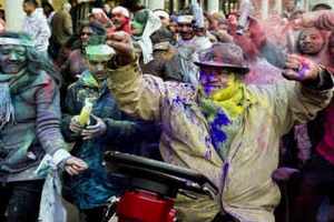 Более 200 человек отравились краской на индуистском празднике