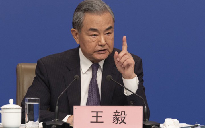 Головний дипломат Китаю звинуватив Трампа у лицемірстві та назвав тарифи США “злом”