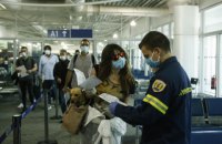 В аэропорту Афин 17 украинцев поместили в изолятор из-за запрета на въезд (обновлено)