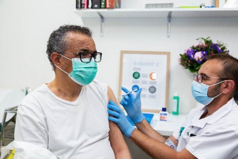 Голова ВООЗ вакцинувався проти коронавірусу
