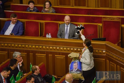 Депутат от "Голоса" подарила новому премьеру Шмыгалю мешок с игрушечными котами