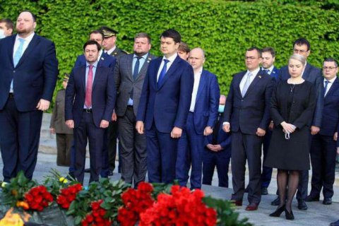 ​Руководство Рады, глава УПЦ МП и пророссийские политики возложили цветы в киевском Парке славы (добавлены фото)