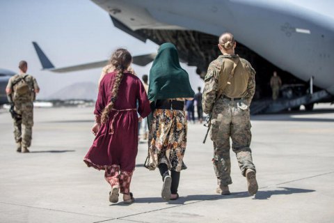 Эвакуированные в Украину 65 граждан Афганистана попросили о статусе беженца