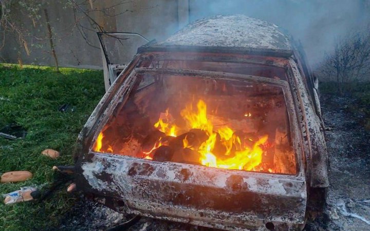 Росіяни у Херсоні скинули вибухівки на цивільні авто, троє людей поранені