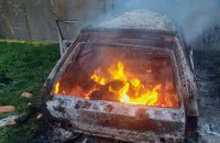 Росіяни у Херсоні скинули вибухівки на цивільні авто, троє людей поранені