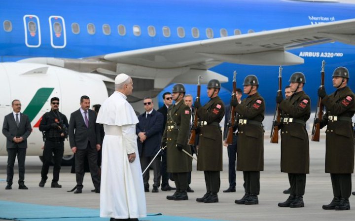 Папа Римський Лев XIV прибув до Туреччини. Потім він планує відвідати Ліван
