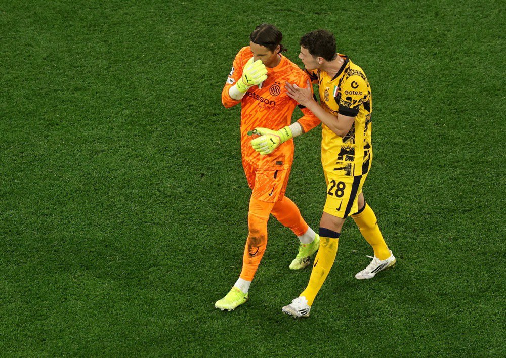 Гравці &quot;Інтера&quot; Ян Зоммер і Бенджемін Павар йдуть на перерву