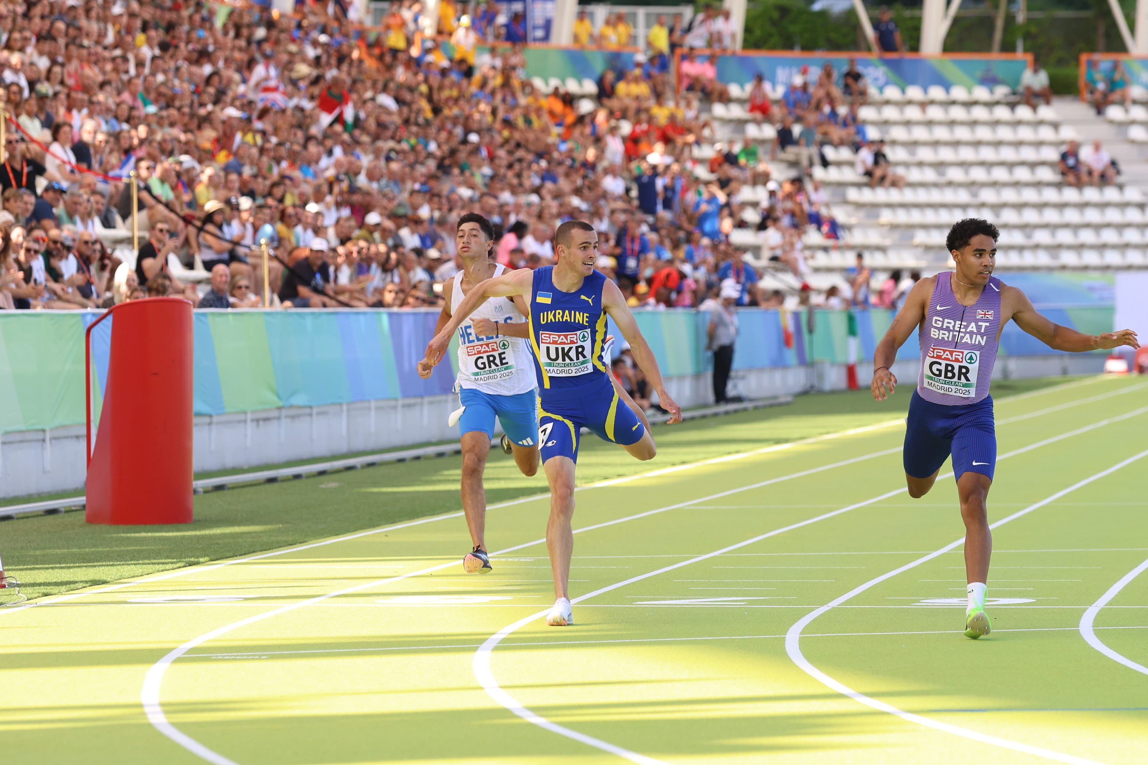 Олександр Погорілко (по центру) на фініші
