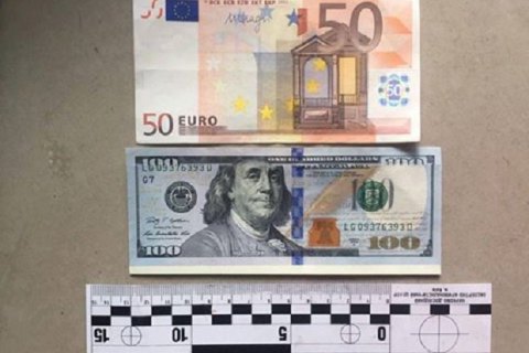 В Киеве задержали двух мошенников, обменявших на гривны 12 тыс. поддельных долларов