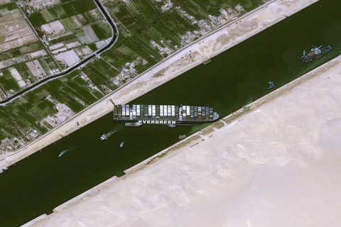 Застряглий в Суецькому каналі контейнеровоз показали з космосу