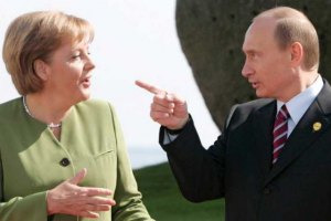Путин пообещал Меркель частично отвести войска от границы Украины