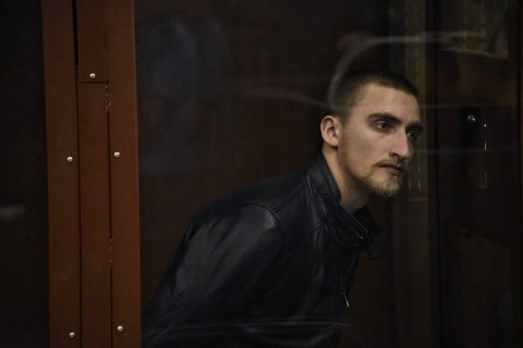 В России актера Павла Устинова приговорили к 3,5 годам колонии за'нападение на росгвардейца
