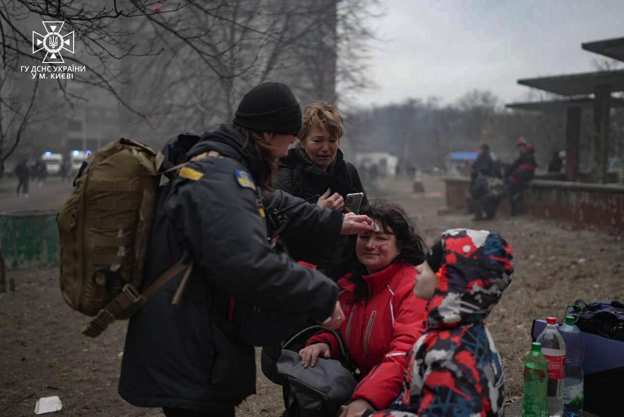Рятувальниця надає допомогу жінці, яка отримала поранення внаслідок атаки на Київ, 7 лютого 2024.