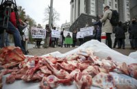 Активисты принесли под Кабмин "обглоданные кости для медиков и пациентов"