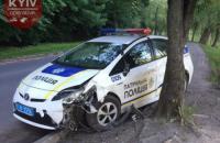У київському парку виявили розбитий автомобіль патрульної поліції