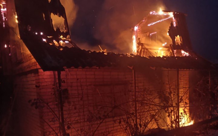 На Дніпропетровщині через російські обстріли пошкоджені будинки та лінії електропередач