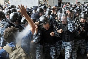 Силовики пытались применить силу к митингующим у Украинского дома