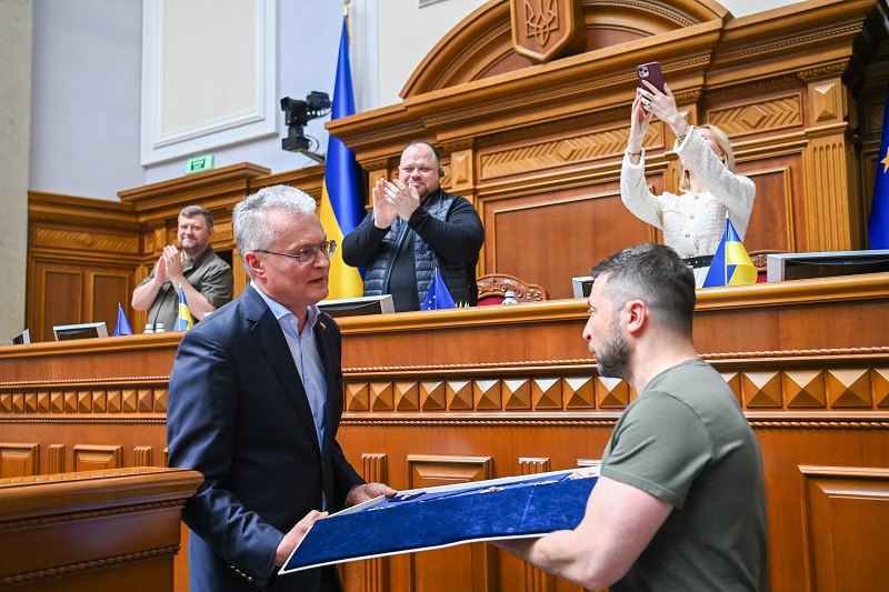 Гітанас Науседа нагородив Володимира Зеленського орденом Вітаутаса Великого із золотим ланцюгом під час останнього візиту до Києва, 28 липня 2022.