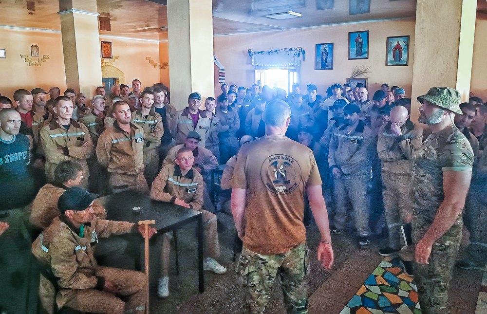 Українські військові рекрутують ув’язнених, травень 2024 року. 