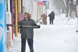 В Москве со снегом борются тысячи спецмашин и коммунальщиков