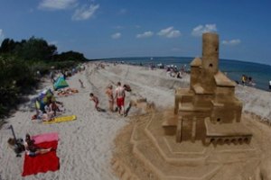 На пляже в Германии построили песчаный замок длиной 27 км