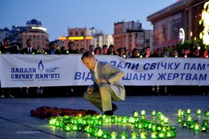 В Киеве в четыре часа утра зажгли поминальные свечи в память о героях ВОВ