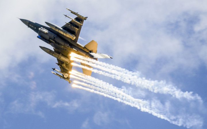 Цього місяця почнеться тренування українських пілотів на F-16, – Зеленський