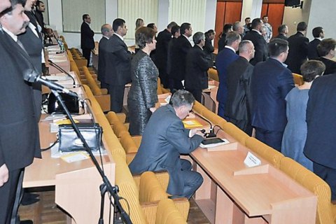 Против николаевского депутата возбудили дело за отказ встать во время гимна