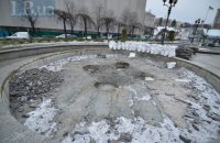 На Майдане началась подготовка к ремонту фонтанов над "Глобусом"