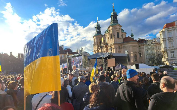 У столиці Чехії тисячі людей прийшли на мітинг підтримати Україну