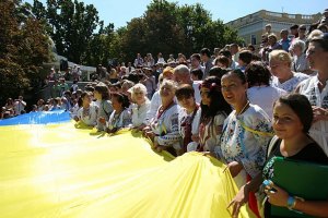 Колонна оппозиции развернет огромный флаг Украины