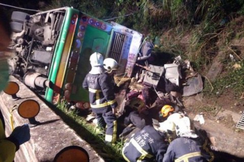 На Тайване разбился автобус с туристами
