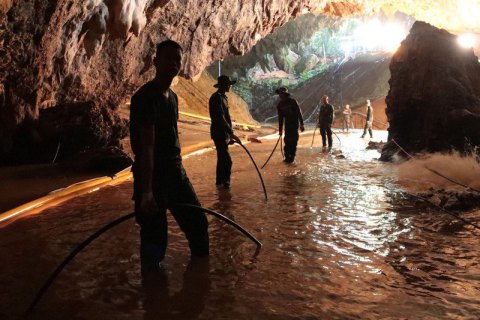 У Таїланді розпочали операцію порятунку підлітків і тренера з печери 