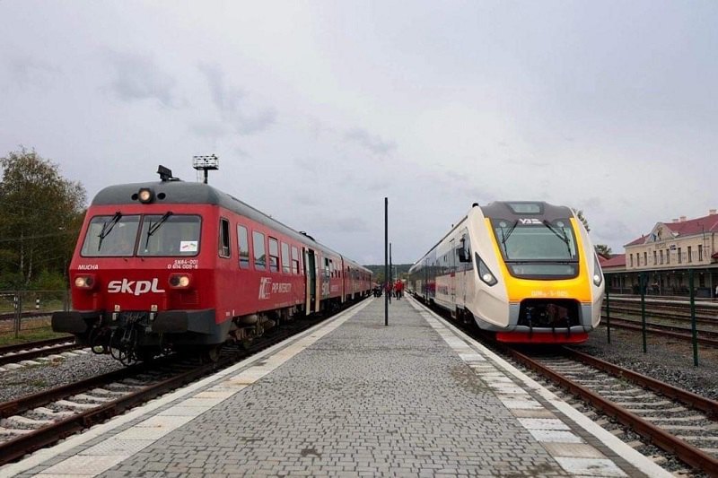Два потяги на платформі в Раві-Руській 15.10.2023 року