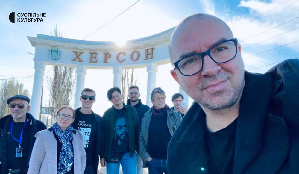  Фото з літературно-волонтерської поїздки 'Українського ПЕНу' на південь України. 