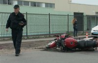 На окраине Киева мотоциклист врезался в фонарный столб