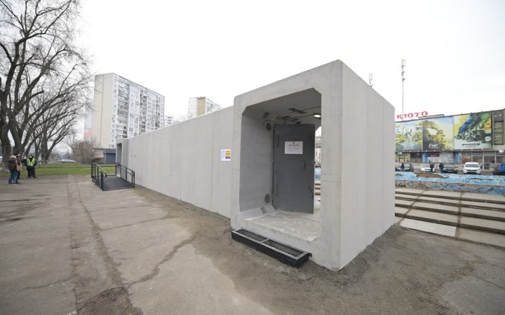 Сьогодні в Києві встановили перше мобільне укриття