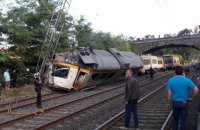 Четыре человека погибли из-за схода с рельсов поезда в Испании (обновлено)