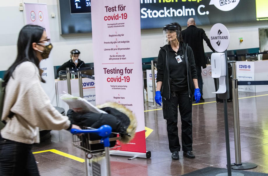 Тестування на covid-19 проводиться для всіх пасажирів, які прибувають міжнародними рейсами, в аеропорту Арланда, Швеція, 22
лютого 2021 р. 