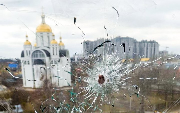 «Російський танк зупинився просто біля вікна і направив на нас дуло», – розповідь жінки, яка вижила в Бучі 