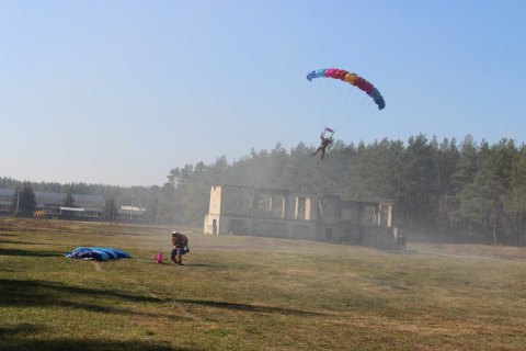 В Нежине во время тренировочного прыжка с парашютом разбился спасатель ГСЧС (обновлено)