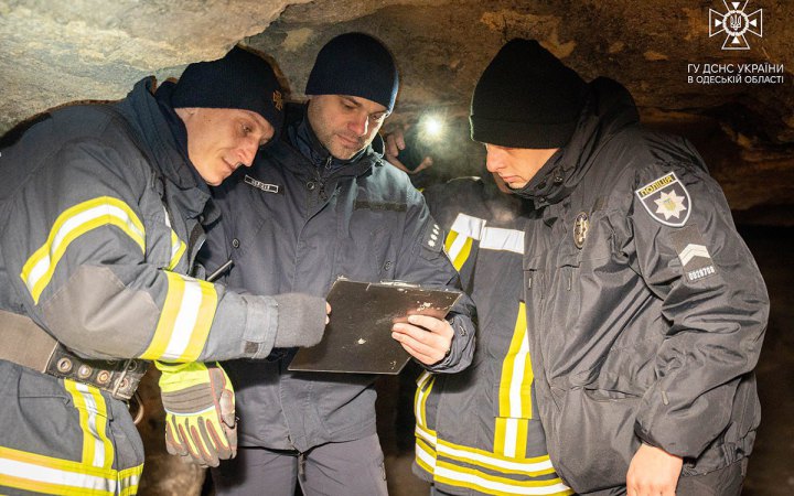 На Одещині рятувальники цілу ніч шукали у катакомбах чотирьох підлітків