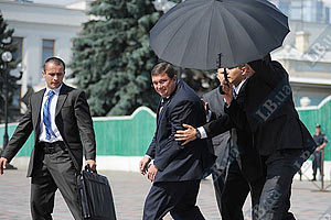 Охранники Януковича "отразили" нападение на кортеж
