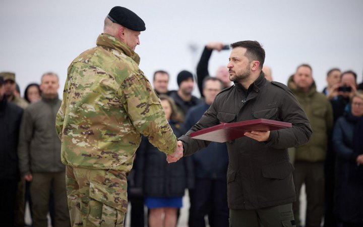 Зеленський нагородив військових, які обороняли аеропорт «Антонов»
