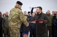 Зеленський нагородив військових, які обороняли аеропорт «Антонов»