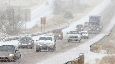 В США из-за снегопада перевернулся автобус, десятки пострадавших