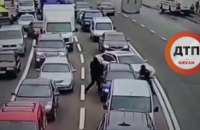 У заторі на проспекті Лобановського в Києві невідомі відібрали у водія 300 тис. гривень